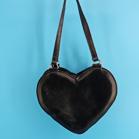 🖤 Heart-Shaped Faux Leather Purse – Fun, Flirty & a Little Bit Fierce - Picture 4 of 7